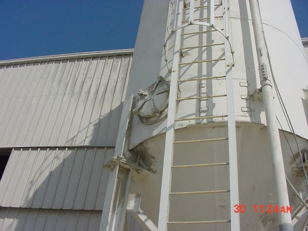 Confined space ladder